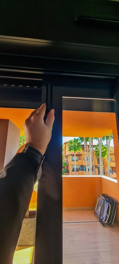 Magneetcontact installatie van alarmsysteem